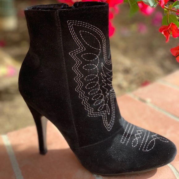 Ladies Cassidy' Black Pointy Toe Booties - Picture 5 of 7